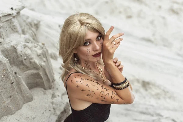 Mısır tarzı genç bir kadın.