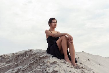 Kum tepelerinde bronzlaşmış esmer