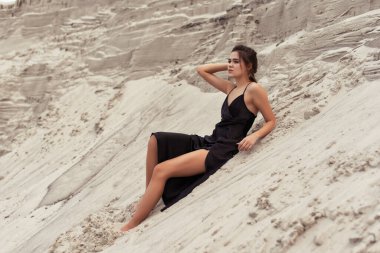 Kum tepelerinde bronzlaşmış esmer