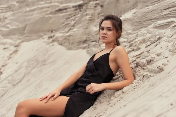 Kum tepelerinde bronzlaşmış esmer