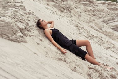 Kum tepelerinde bronzlaşmış esmer