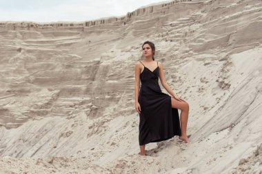 Kum tepelerinde bronzlaşmış esmer