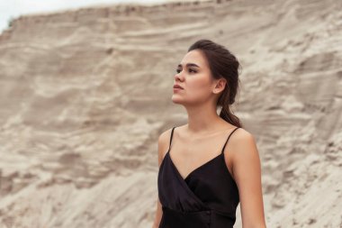 Kum tepelerinde bronzlaşmış esmer