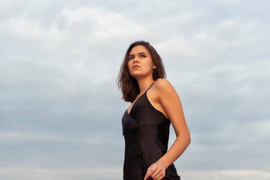 Kum tepelerinde bronzlaşmış esmer