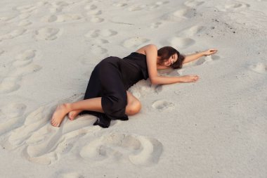 Kum tepelerinde bronzlaşmış esmer