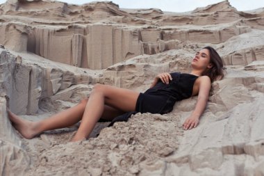 Kum tepelerinde bronzlaşmış esmer