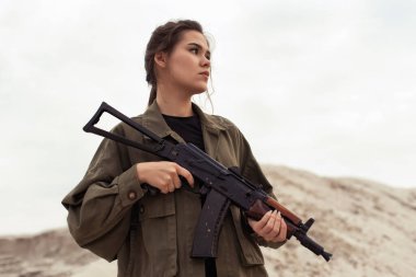 Kum tepelerinde bronzlaşmış esmer