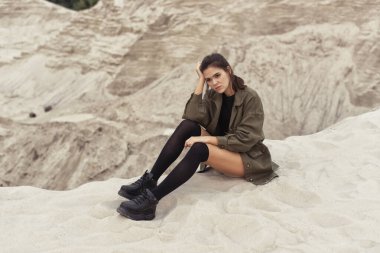 Kum tepelerinde bronzlaşmış esmer