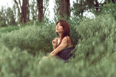 Bahar alanında genç kadın