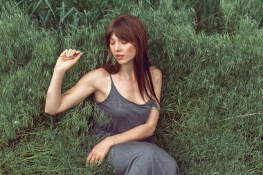 Bahar alanında genç kadın