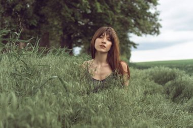 Bahar alanında genç kadın