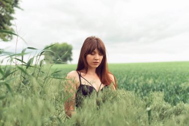 Bahar alanında genç kadın