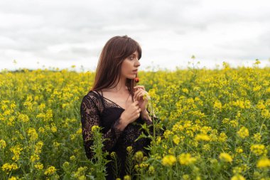 Bahar alanında genç kadın