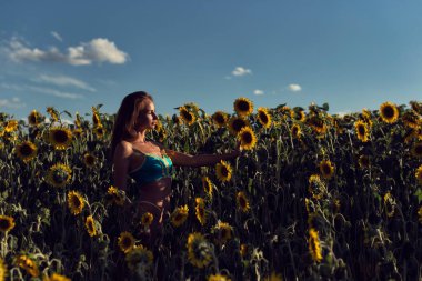 Yaz Alanındaki Genç Kadın