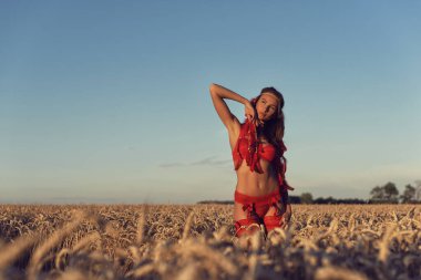 Yaz Alanındaki Genç Kadın