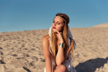 Genç sarışın kız tatilde.