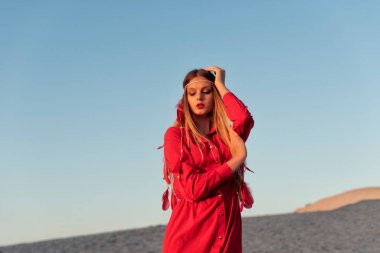 Genç sarışın kız tatilde.