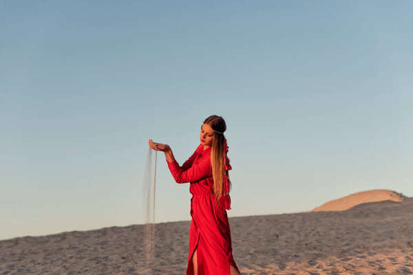 Молодая блондинка в отпуске