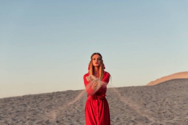 Genç sarışın kız tatilde.