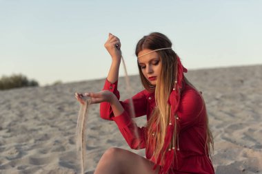 Genç sarışın kız tatilde.