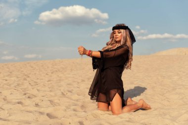 Kum tepelerinde yaz yürüyüşü