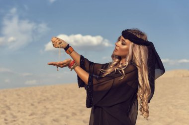 Kum tepelerinde yaz yürüyüşü