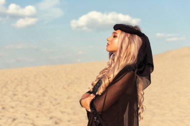 Kum tepelerinde yaz yürüyüşü