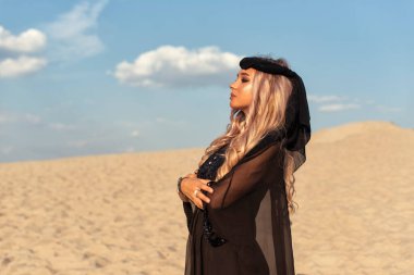 Kum tepelerinde yaz yürüyüşü