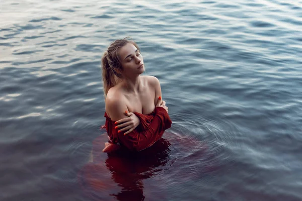 夏の湖でブロンドの女の子風呂 — ストック写真