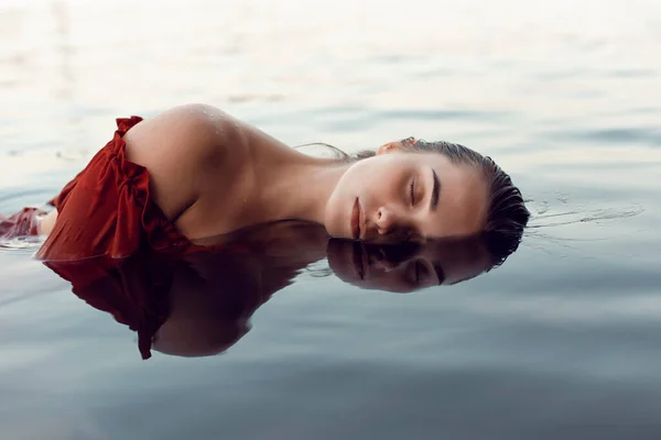 Ξανθιά Κοπέλα Λούζεται Μια Καλοκαιρινή Λίμνη — Φωτογραφία Αρχείου