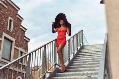 Şapkalı genç kadın.