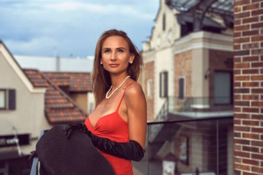 Şapkalı genç kadın.