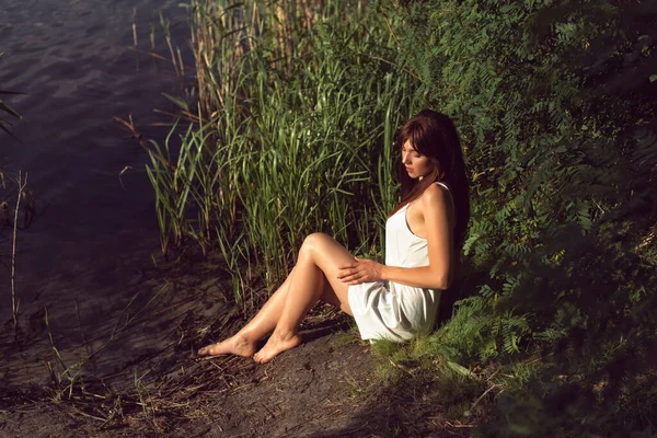 Junge Brünette Frau Einem Sonnigen Sommertag — Stockfoto