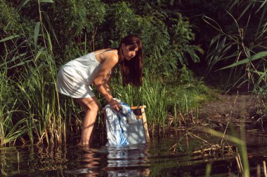 Genç esmer kadın güneşli bir yaz gününde