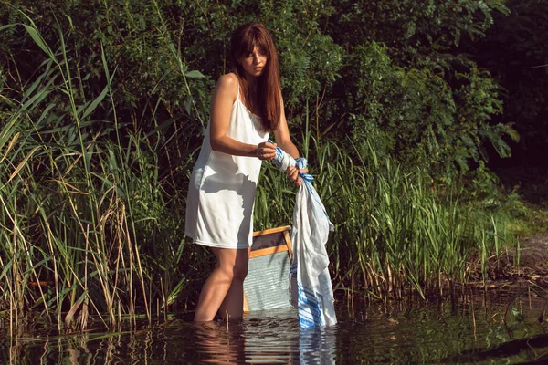 Mladá Brunetka Žena Slunné Letní Den — Stock fotografie