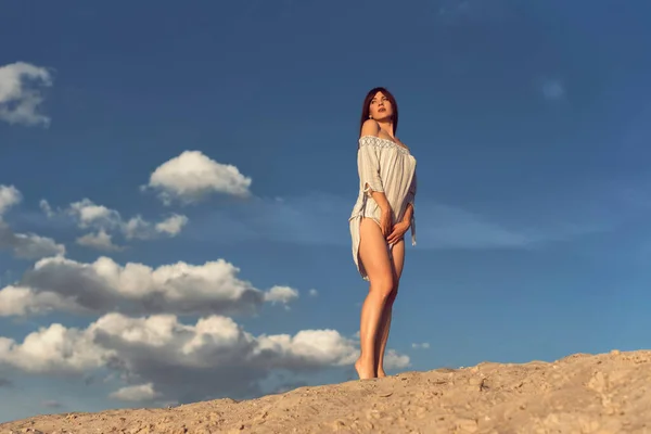 Mujer Morena Joven Día Soleado Verano —  Fotos de Stock