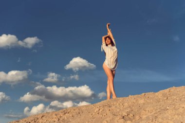 Genç esmer kadın güneşli bir yaz gününde