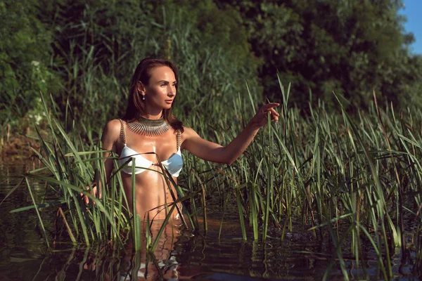 Mladá Žena Břehu Řeky Dněpru — Stock fotografie