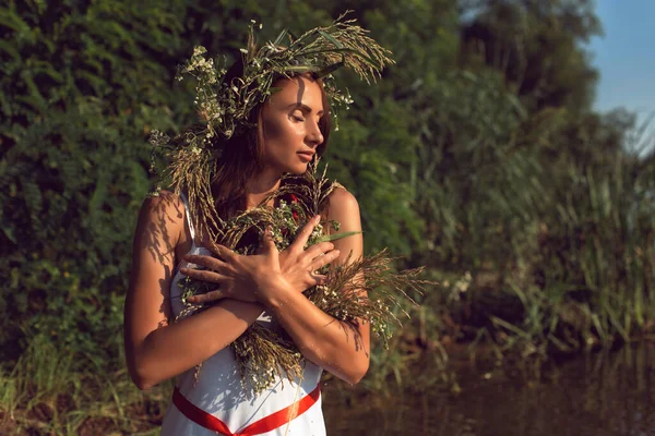ドニエプル川のほとりの若い女性 — ストック写真