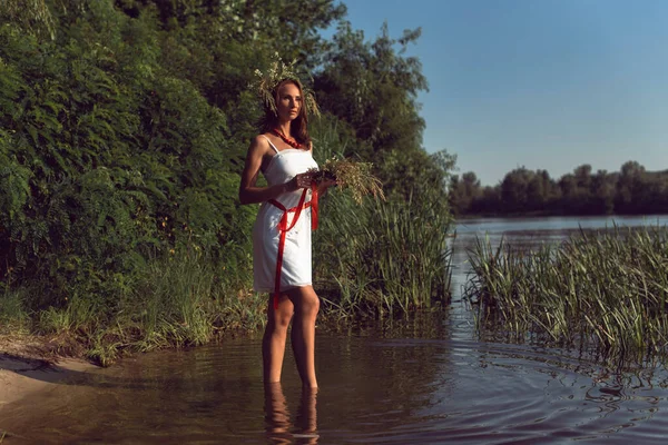 Mladá Žena Břehu Řeky Dněpru — Stock fotografie