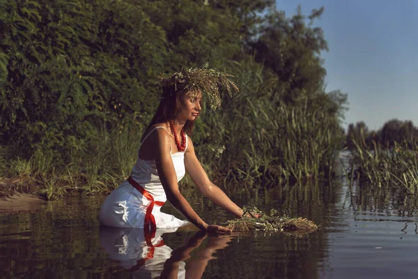 ドニエプル川のほとりの若い女性 — ストック写真