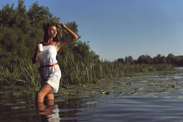 Mladá Žena Břehu Řeky Dněpru — Stock fotografie