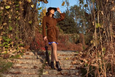 Botanik bahçesindeki genç kadın.