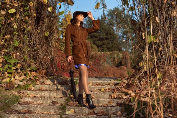 Botanik bahçesindeki genç kadın.