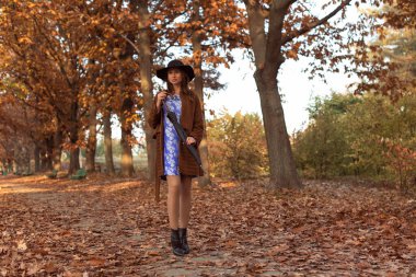 Botanik bahçesindeki genç kadın.