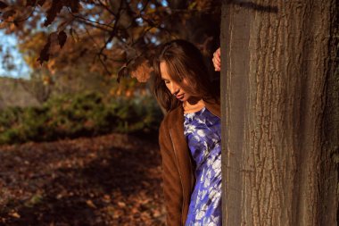 Botanik bahçesindeki genç kadın.