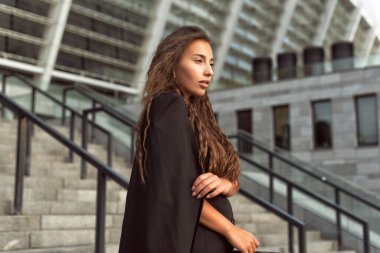 İş tarzı giyinmiş bir kız.