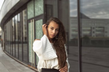 İş tarzı giyinmiş bir kız.