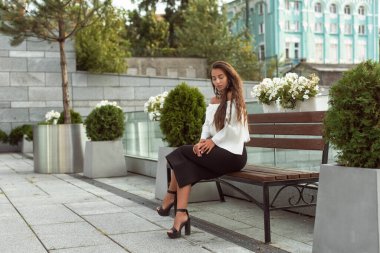 İş tarzı giyinmiş bir kız.