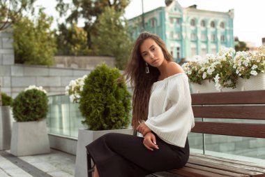 İş tarzı giyinmiş bir kız.